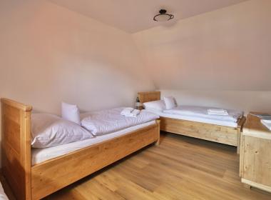 sections/November2018/gothal-sk-hotel-na-liptove-chalupy-typ-a-postele-v-spalni-KFX.jpg