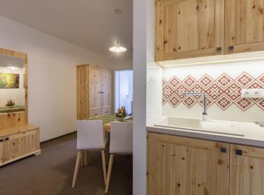 sections/October2018/gothal-sk-apartmany-v-nizkych-tatrach-family-apartman-pohlad-na-kuchynu-a-jedalen-ltD.jpg